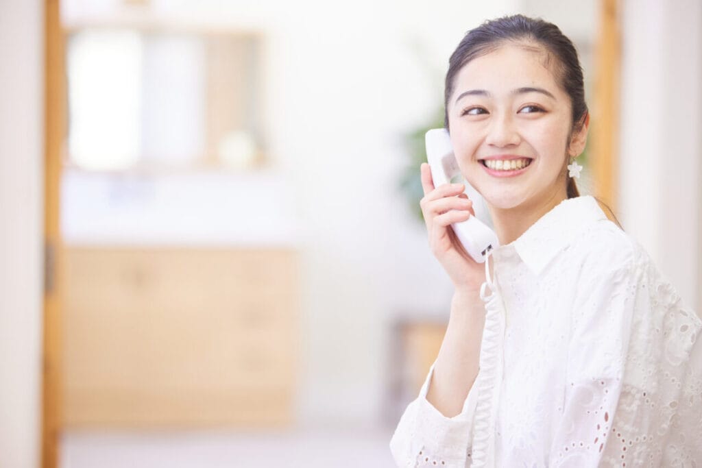 電話する女性