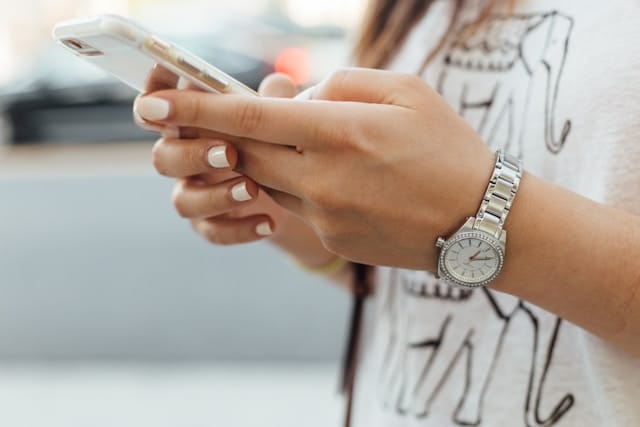 スマホを持つ女性