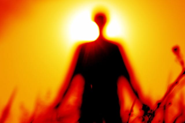 全てが見える男性の姿