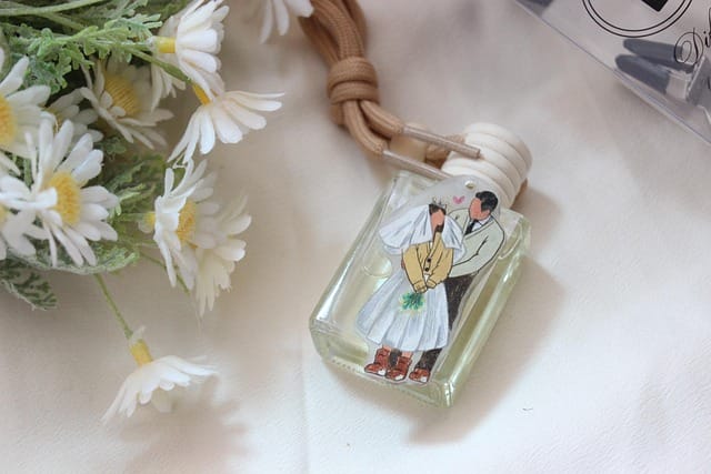 男女が描かれたボトル