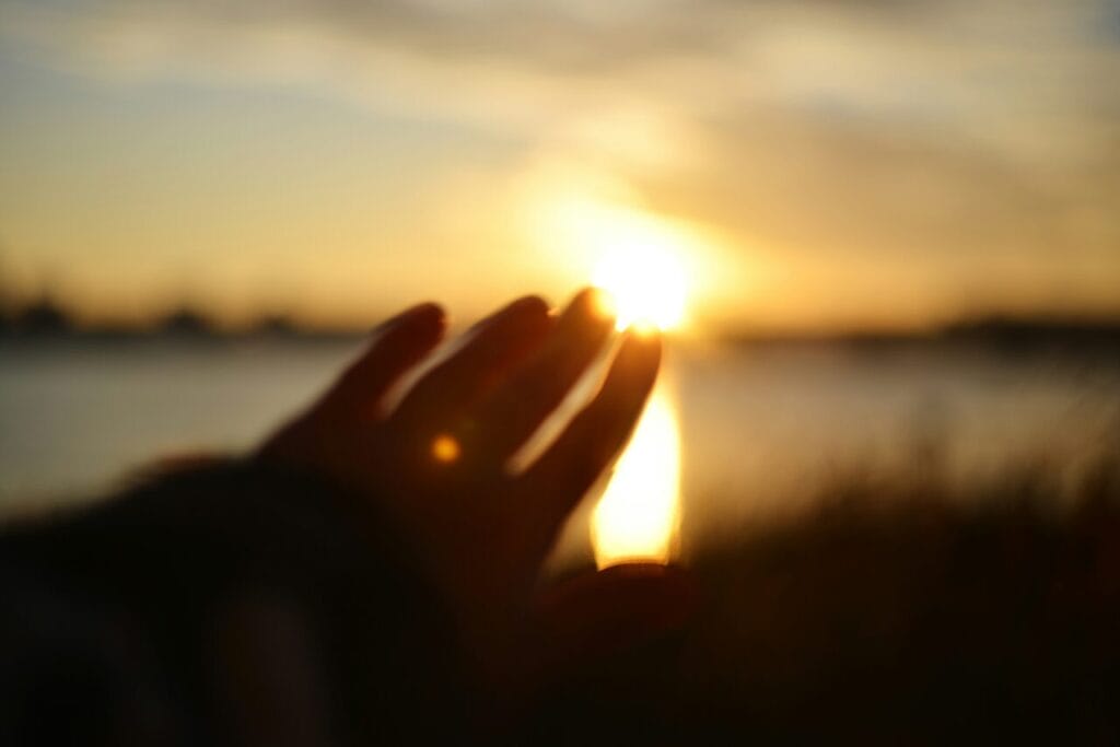 手と夕日