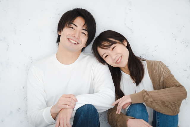 笑顔の男女