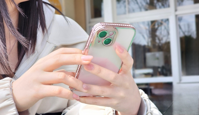 スマホを眺める女性