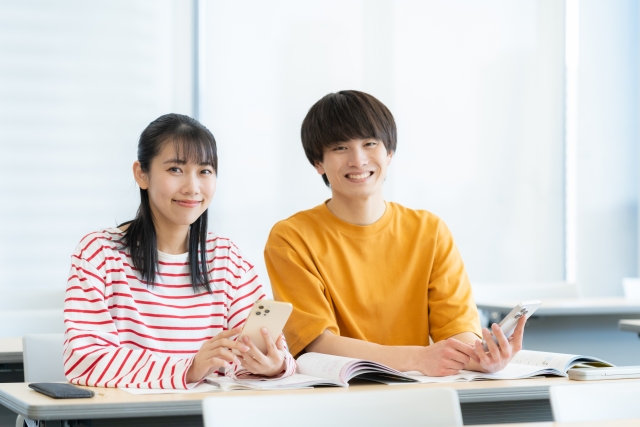 スマホを触る10代の男女