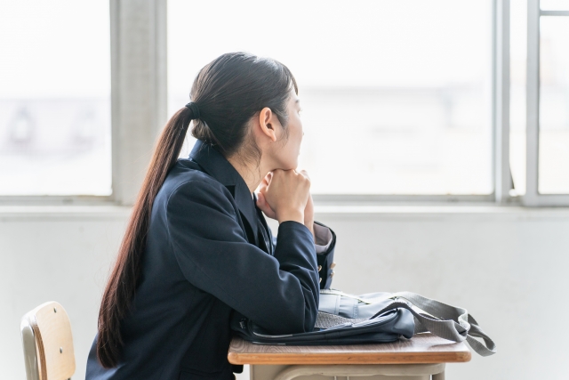 窓の外を眺める女子高生