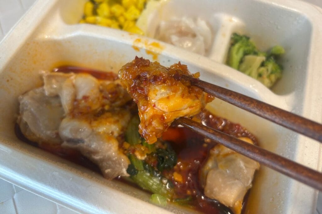 痺れるよだれ鶏 箸で持ったところ