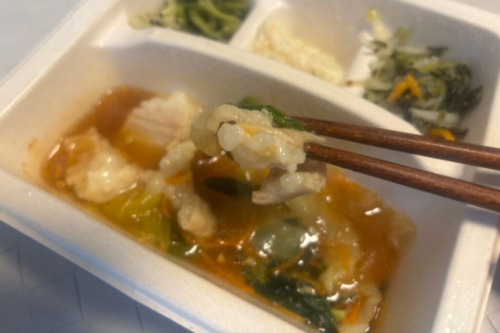 旨辛しょうゆもつ鍋 箸で持ったところ