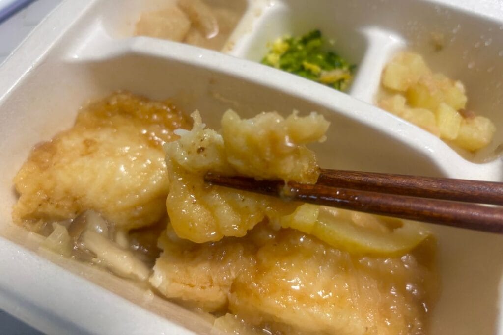 白身魚のレモン餡 箸で持ったところ