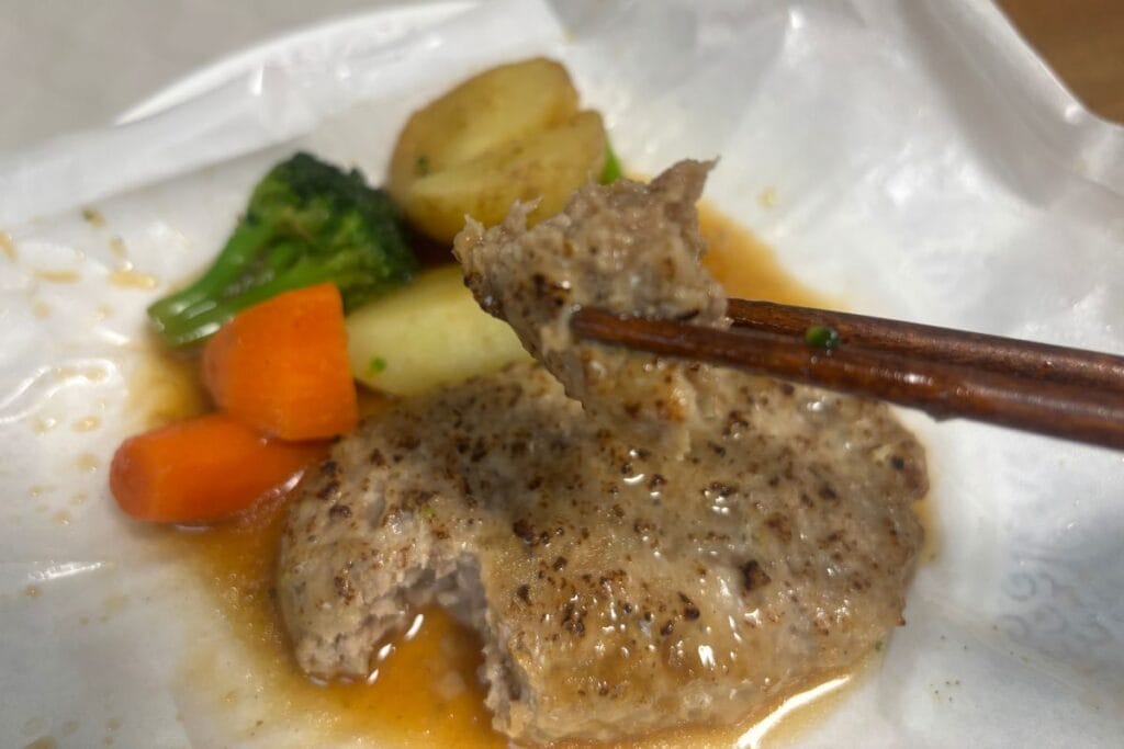 Vivid TABLE-山椒香るオニオンソースハンバーグ　箸で持ったところ