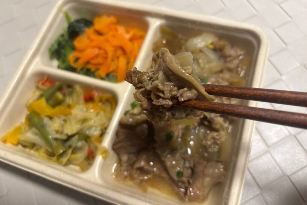 定番人気!旨みタレを絡めた牛バラ焼肉 箸で持ったところ