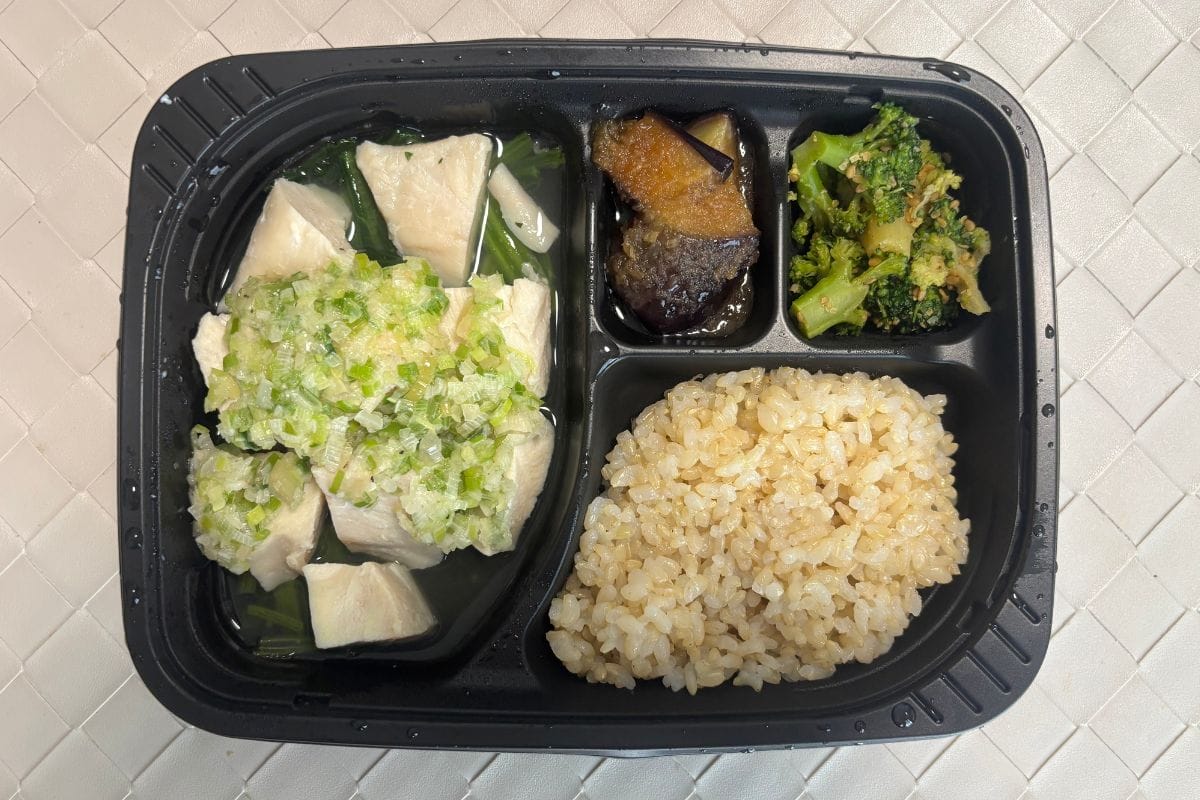 しっとり蒸し鶏ネギたっぷりの特製塩ダレ