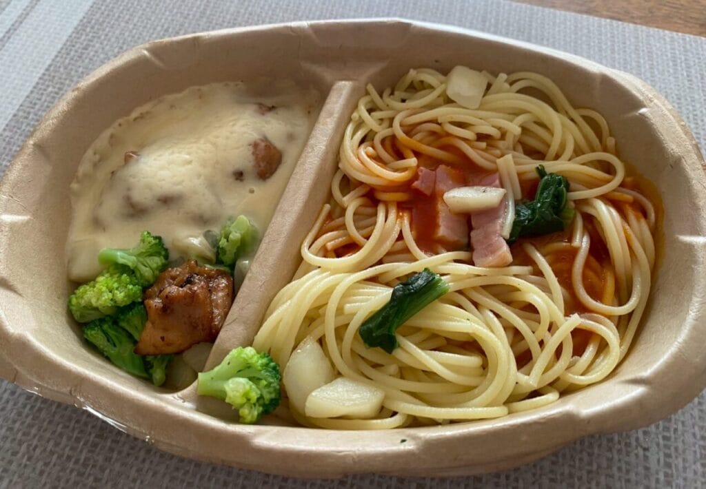 よくばりプレート チキンステーキ&ベーコンとほうれん草トマトパスタ写真
