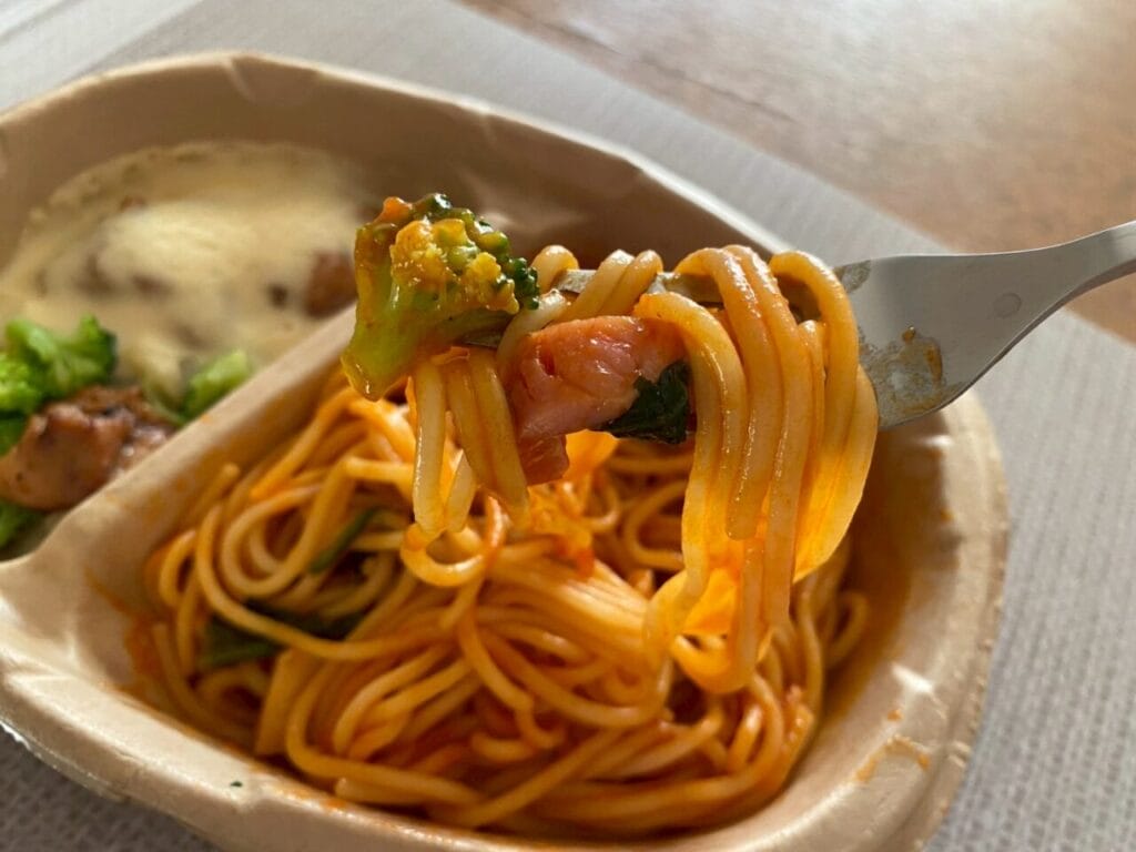 よくばりプレート チキンステーキ&ベーコンとほうれん草トマトパスタ写真
