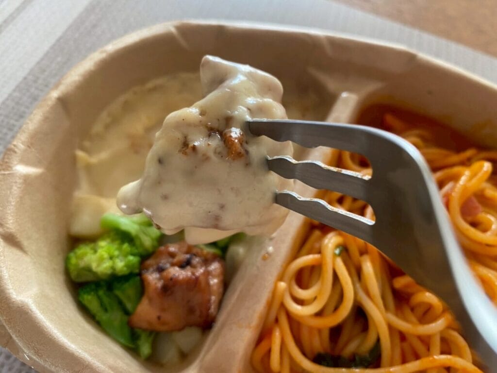 よくばりプレート チキンステーキ&ベーコンとほうれん草トマトパスタ写真