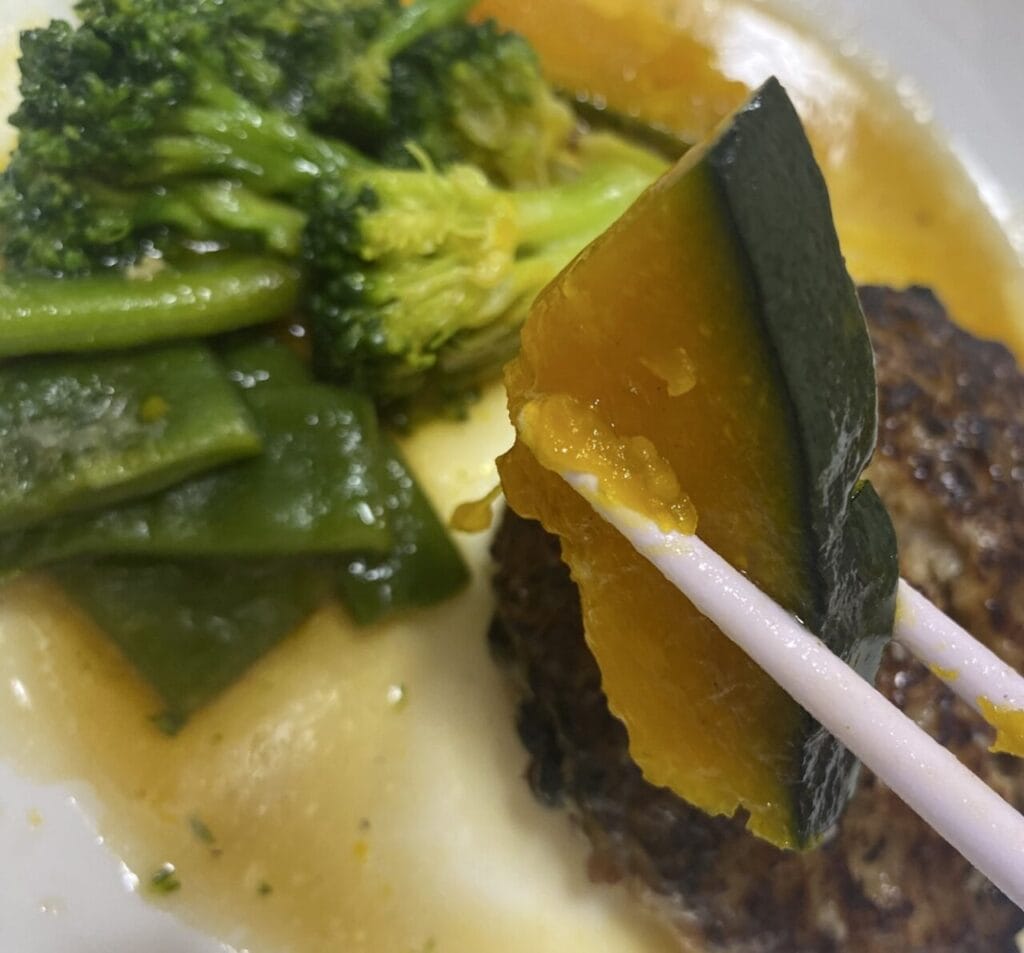 鰹香る和風出汁の直火焼きハンバーグ 付け合わせ 写真