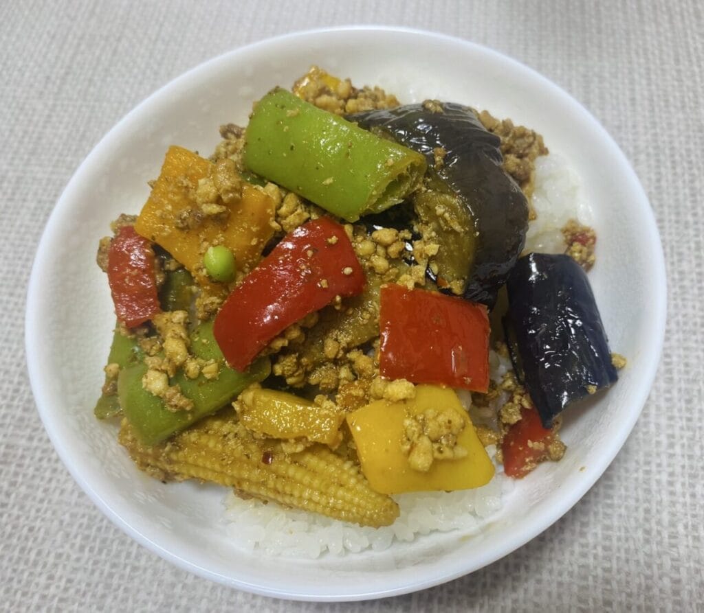 彩り野菜の本格チキンガパオ 画像