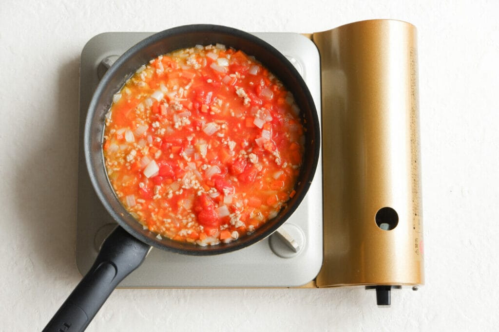 カットトマト缶、水、顆粒コンソメを入れて煮込む