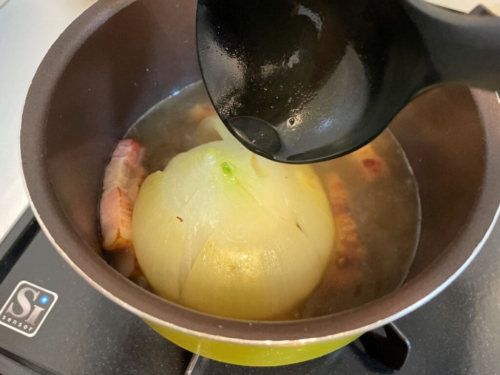 玉ねぎを煮る
